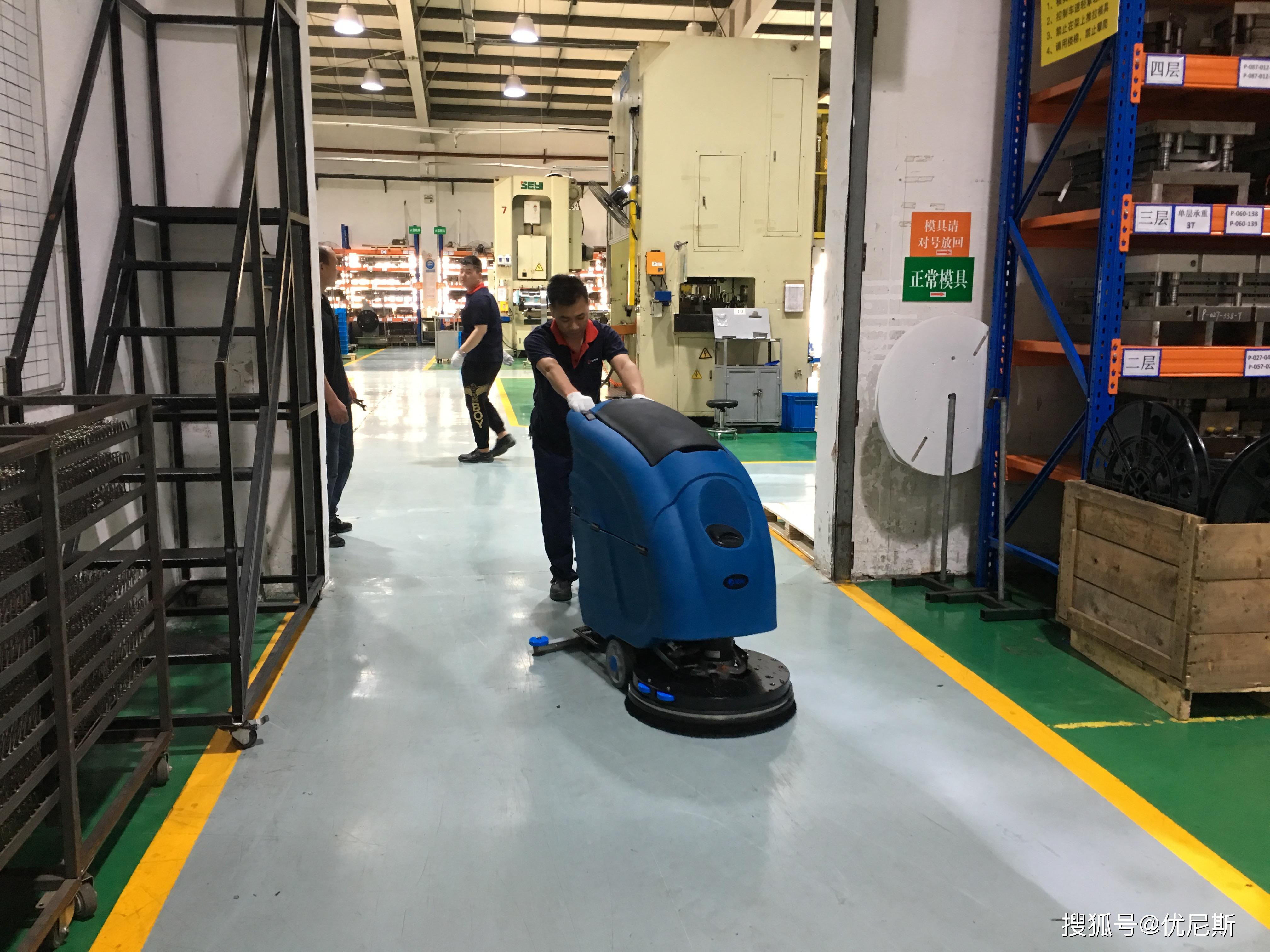 工廠車間倉庫地面清洗優選方案 優尼斯洗地機與空氣凈化設備協同作業探討